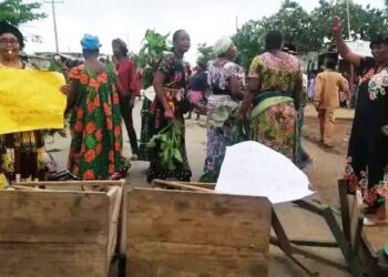 SUD-OUEST: LES POPULATIONS DE BAROMBI KANG BLOQUENT LA ROUTE POUR DÉNONCER LES COUPURES RÉCURRENTES D’ÉLECTRICITÉ.