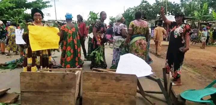 SUD-OUEST: LES POPULATIONS DE BAROMBI KANG BLOQUENT LA ROUTE POUR DÉNONCER LES COUPURES RÉCURRENTES D’ÉLECTRICITÉ.