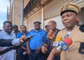 COLÈRE À ELIG-EDZOA: MANIFESTATION DES RIVERAINS DEVANT LE SUPERMARCHÉ SINOMART À YAOUNDÉ.