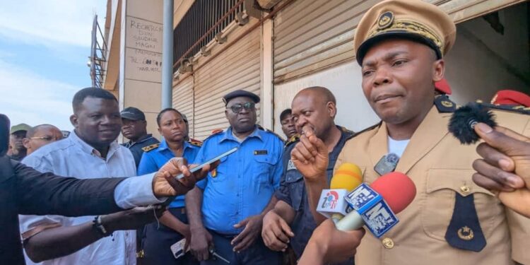 COLÈRE À ELIG-EDZOA: MANIFESTATION DES RIVERAINS DEVANT LE SUPERMARCHÉ SINOMART À YAOUNDÉ.