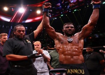 NGANNOU EXPÉDITIF: UN CROCHET DÉVASTATEUR ENVOIE LINS AU TAPIS EN QUELQUES MINUTES AU PREMIER ROUND !