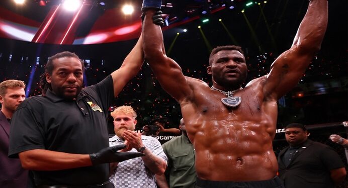 NGANNOU EXPÉDITIF: UN CROCHET DÉVASTATEUR ENVOIE LINS AU TAPIS EN QUELQUES MINUTES AU PREMIER ROUND !
