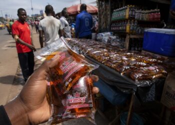 Alcool en sachet: La bombe à retardement qui menace la jeunesse camerounaise
