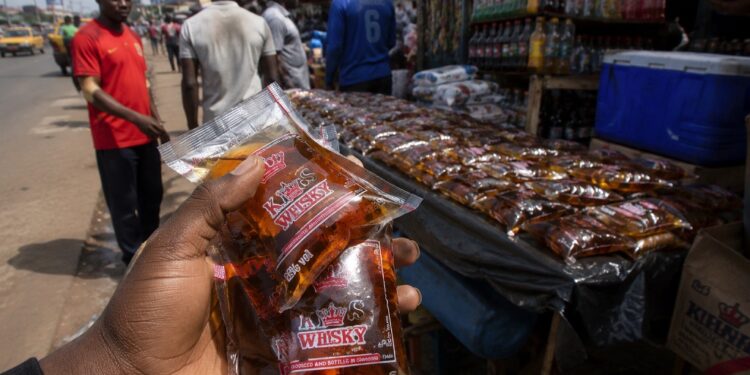 Alcool en sachet: La bombe à retardement qui menace la jeunesse camerounaise