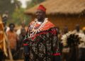 CRIME À BALOUM: LE CHEF TRADITIONNEL CHARLY CONSTANT VISÉ PAR UNE PLAINTE POUR COMPLICITÉ D’ASSASSINAT ET TORTURES.