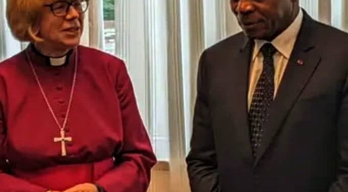 LA CHEFFE DE L&rsquo;ÉGLISE ANGLICANE SARAH MULLALLY EST AU CAMEROUN ET ACCUEILLIE PAR LE MINISTRE PAUL ATANGA NJI.