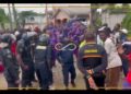 AFFRONTEMENTS À MBANYA LES FORCES DE SÉCURITÉ DÉPLOYÉES CONTRE LES OPPOSANTS AU SACRE DE LOUIS DIN DIKA AKWA