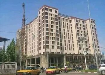 DJЕUGA PALACE: LE JUGE DES RÉFÉRÉS ORDONNE LA SUSPENSION DE LA VENTE À 5,5 MILLIARDS DE FCFA DANS L’ATTENTE DE L’ISSUE DU CONTENTIEUX FONCIER