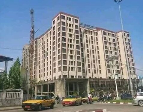 DJЕUGA PALACE: LE JUGE DES RÉFÉRÉS ORDONNE LA SUSPENSION DE LA VENTE À 5,5 MILLIARDS DE FCFA DANS L’ATTENTE DE L’ISSUE DU CONTENTIEUX FONCIER