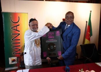 À 80 ANS, EKO ROOSEVELT INSCRIT UN NOUVEAU RECORD À SON PALMARÈS AVEC UN QUATRIÈME DISQUE D’OR INTERNATIONAL