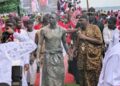 DOUALA: LOUIS DIN DIKA AKWA IV INTRONISÉ ROI DES BONAMBELA SUR FOND DE CONTESTATIONS COUTUMIÈRES ET DE TENSIONS À MBANYA