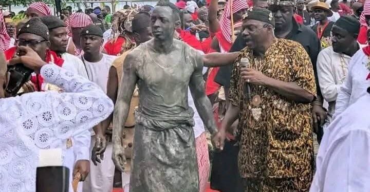 DOUALA: LOUIS DIN DIKA AKWA IV INTRONISÉ ROI DES BONAMBELA SUR FOND DE CONTESTATIONS COUTUMIÈRES ET DE TENSIONS À MBANYA