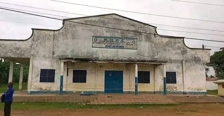 LE TOIT DE LA PERMANENCE DU RDPC DÉMONTÉ ET CAMBRIOLÉ À KRIBI À LA VEILLE DU 6 NOVEMBRE.